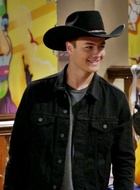 Peyton Meyer : peyton-meyer-1585924890.jpg