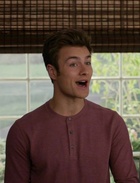 Peyton Meyer : peyton-meyer-1601139097.jpg