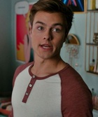 Peyton Meyer : peyton-meyer-1601139112.jpg