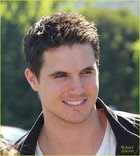 Robbie Amell : robbie-amell-1381950912.jpg
