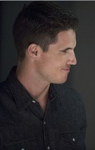 Robbie Amell : robbie-amell-1423509779.jpg