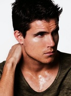 Robbie Amell : robbie-amell-1425146367.jpg