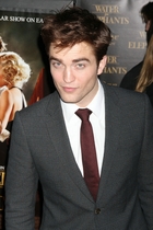 Robert Pattinson : robert-pattinson-1327689050.jpg