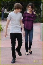 Selena Gomez : TI4U_u1292784377.jpg