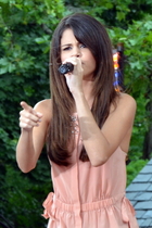Selena Gomez : selena-gomez-1324222230.jpg