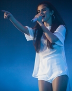 Selena Gomez : selena-gomez-1382044244.jpg