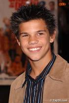 Taylor Lautner : TI4U_u1155678145.jpg