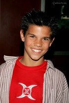 Taylor Lautner : taylor-lautner-1314900379.jpg