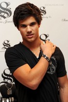 Taylor Lautner : taylor-lautner-1315420664.jpg