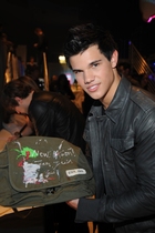 Taylor Lautner : taylor-lautner-1316350489.jpg