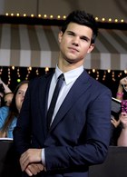 Taylor Lautner : taylor-lautner-1321555095.jpg