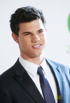 Taylor Lautner : taylor-lautner-1325307075.jpg