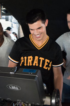 Taylor Lautner : taylor-lautner-1326769103.jpg