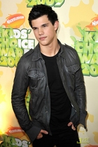 Taylor Lautner : taylor-lautner-1327538310.jpg