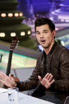 Taylor Lautner : taylor-lautner-1327541168.jpg