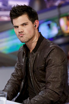 Taylor Lautner : taylor-lautner-1330001148.jpg