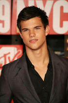 Taylor Lautner : taylor-lautner-1341452787.jpg