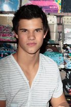 Taylor Lautner : taylor-lautner-1342636713.jpg