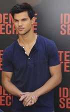 Taylor Lautner : taylor-lautner-1350464518.jpg