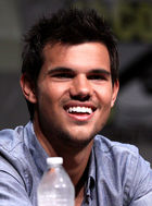 Taylor Lautner : taylor-lautner-1350684272.jpg