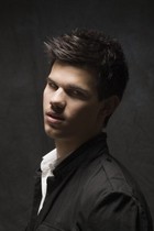 Taylor Lautner : taylor-lautner-1353045829.jpg