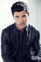 Taylor Lautner : taylor-lautner-1355362333.jpg