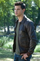 Taylor Lautner : taylor-lautner-1358399037.jpg