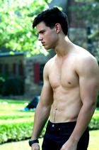 Taylor Lautner : taylor-lautner-1358399237.jpg