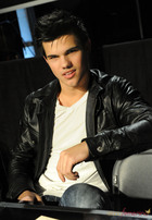 Taylor Lautner : taylor-lautner-1363496329.jpg