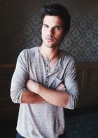 Taylor Lautner : taylor-lautner-1370998082.jpg