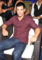 Taylor Lautner : taylor-lautner-1373469736.jpg