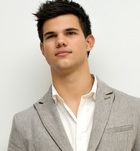 Taylor Lautner : taylor-lautner-1388954505.jpg