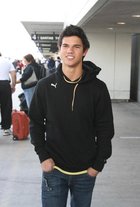 Taylor Lautner : taylor_lautner_1227458532.jpg