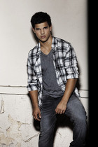 Taylor Lautner : taylor_lautner_1286045177.jpg