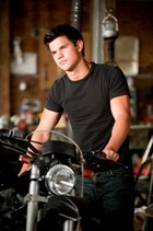 Taylor Lautner : taylor_lautner_1291299040.jpg