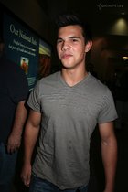 Taylor Lautner : taylor_lautner_1292625627.jpg