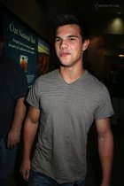 Taylor Lautner : taylor_lautner_1292625627.jpg