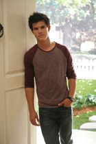 Taylor Lautner : taylor_lautner_1294847667.jpg