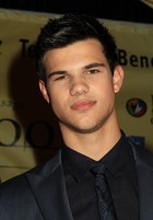 Taylor Lautner : taylor_lautner_1297993532.jpg