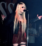 Taylor Momsen : taylor-momsen-1333649081.jpg