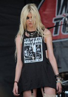 Taylor Momsen : taylor-momsen-1334072592.jpg