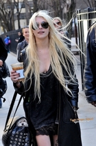 Taylor Momsen : taylor_momsen_1268654795.jpg