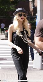 Taylor Momsen : taylor_momsen_1271441442.jpg