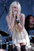 Taylor Momsen : taylor_momsen_1278980999.jpg