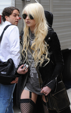 Taylor Momsen : taylor_momsen_1279397099.jpg