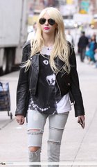 Taylor Momsen : taylor_momsen_1279397143.jpg