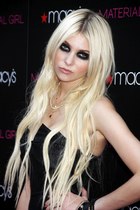 Taylor Momsen : taylor_momsen_1287931378.jpg