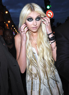 Taylor Momsen : taylor_momsen_1287931385.jpg