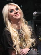 Taylor Momsen : taylor_momsen_1287931406.jpg