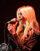 Taylor Momsen : taylor_momsen_1287931556.jpg